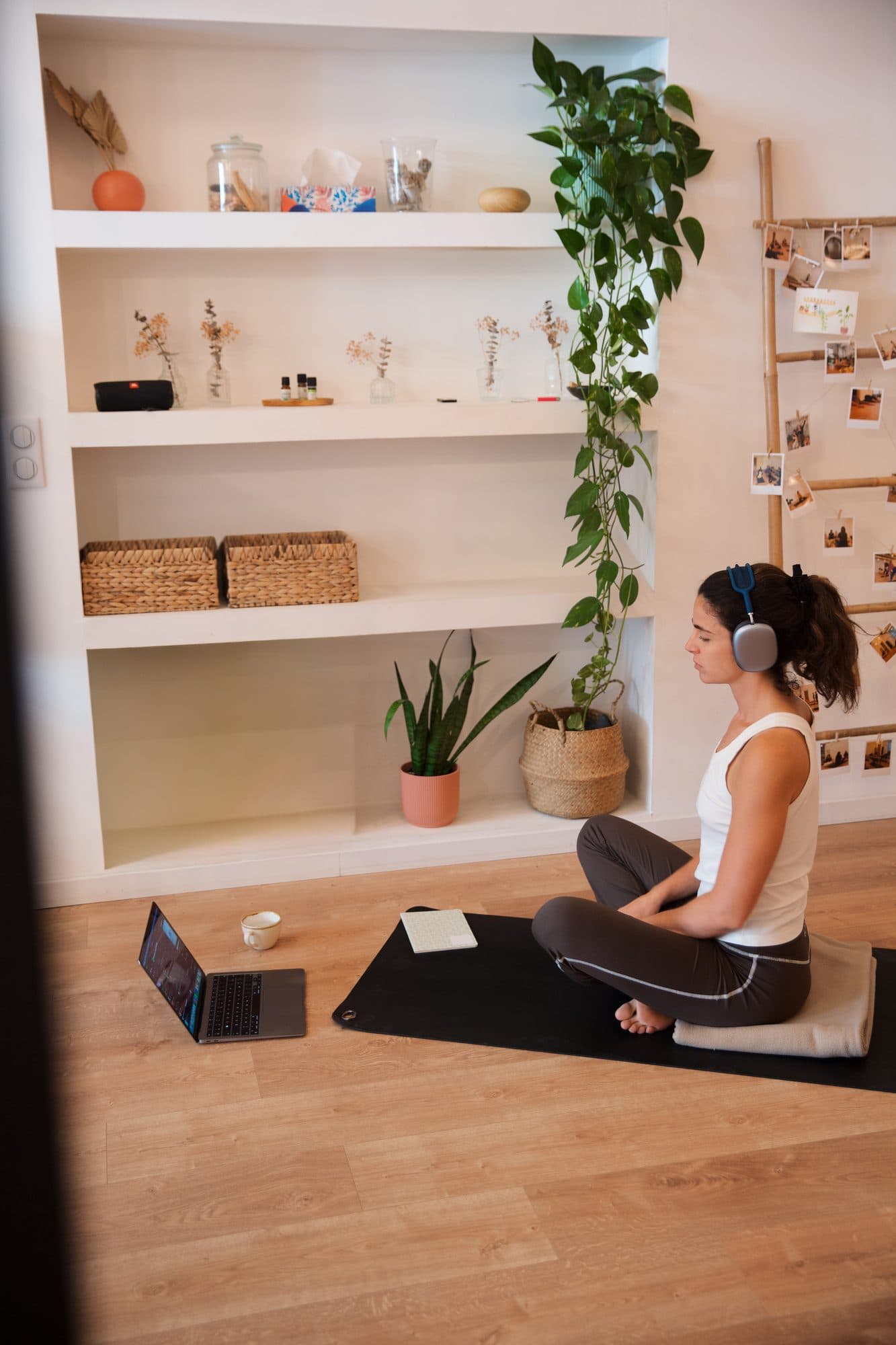 Une participante assise chez elle, casque sur les oreilles, devant son ordinateur